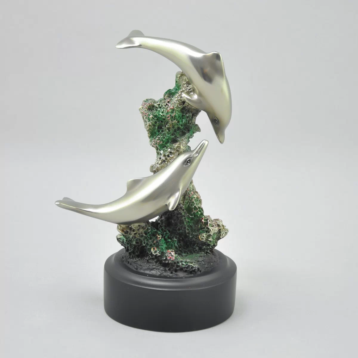 Скульптура 'Два дельфина'