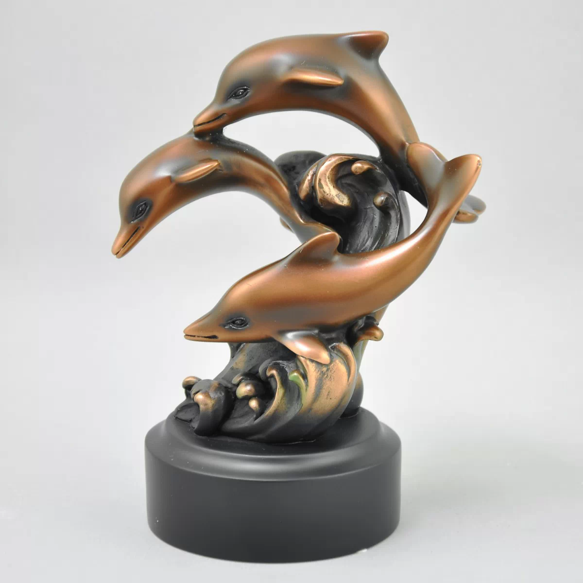 Скульптура 'Три дельфина'